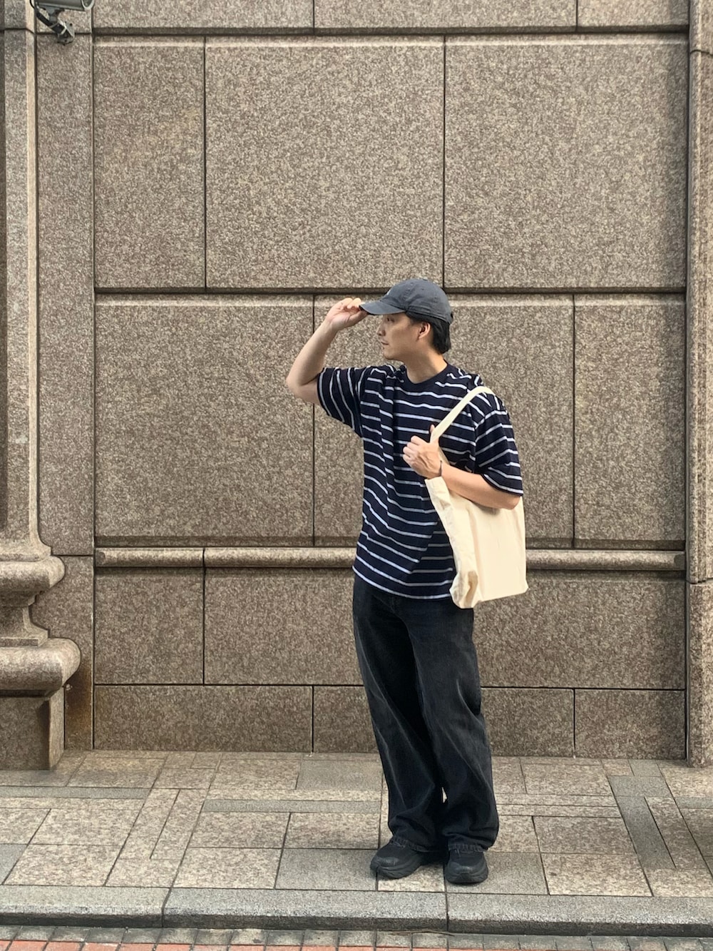 「EVCONのアイテム（Tシャツ/カットソー、ブラック系）」を使った、大庭葉藏さん（メンズ・178cm）の春コーディネートの4枚目の写真