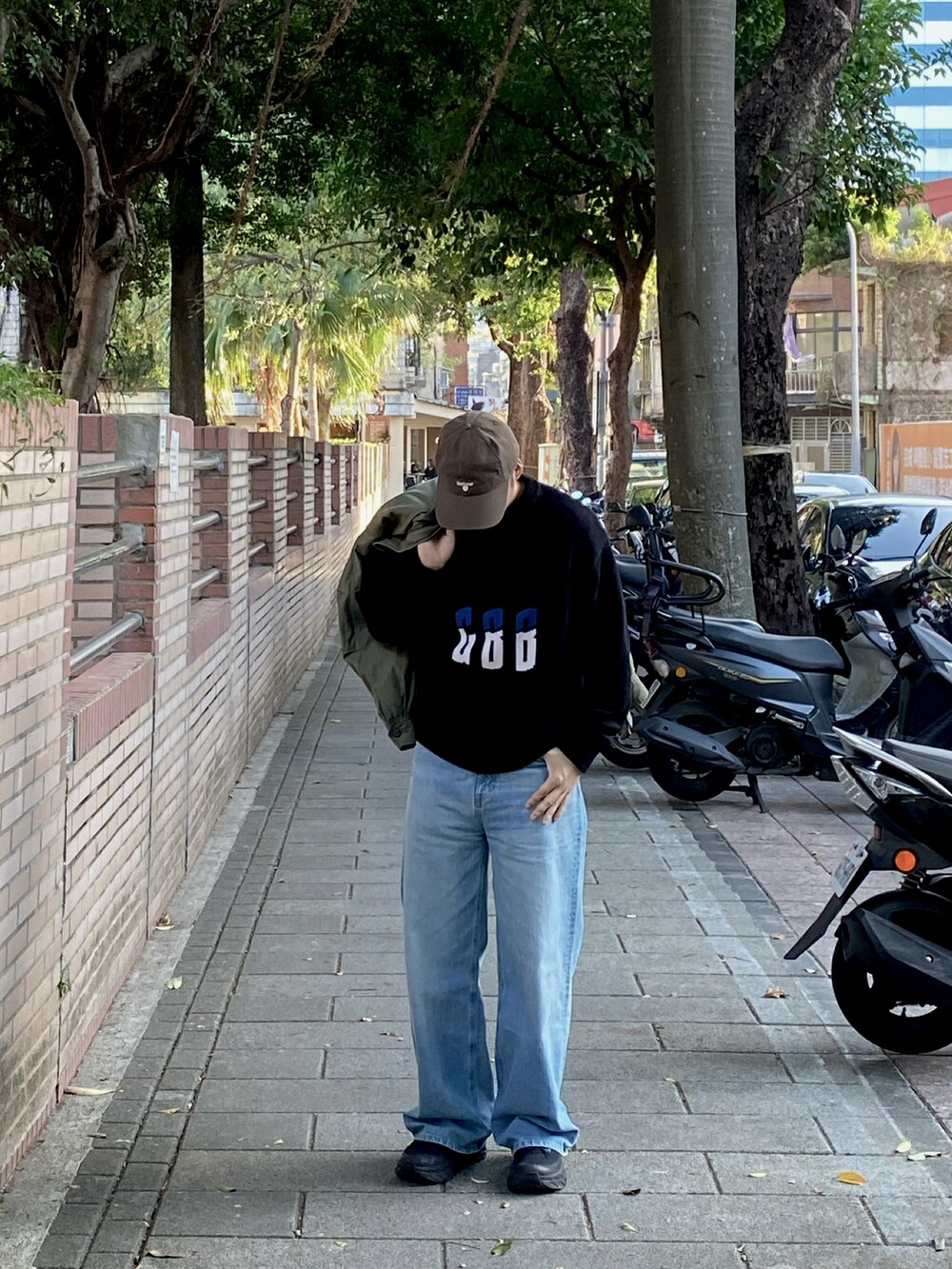 「MONKEY TIMEの＜monkey time＞ デニム バギー パンツ 80S（デニムパンツ、ブルー系）」を使った、大庭葉藏さん（メンズ・178cm）の秋コーディネートの2枚目の写真