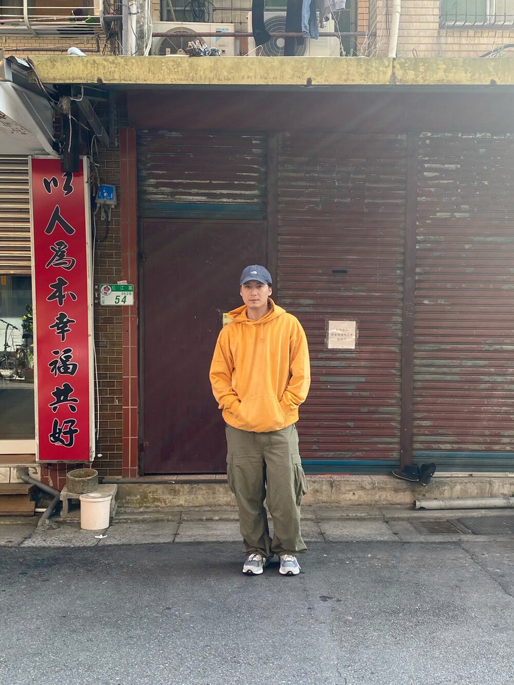 「BEAMSのアイテム（パンツ、グリーン系）」を使った、大庭葉藏さん（メンズ・178cm）の冬コーディネートの2枚目の写真