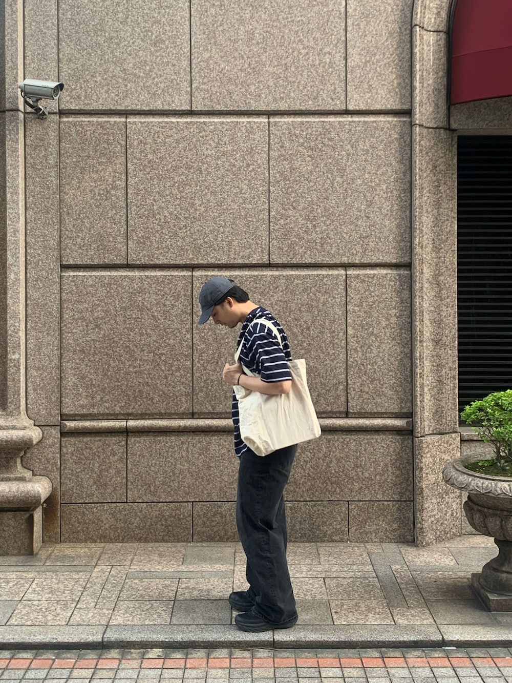 「EVCONのアイテム（Tシャツ/カットソー、ブラック系）」を使った、大庭葉藏さん（メンズ・178cm）の春コーディネートの2枚目の写真