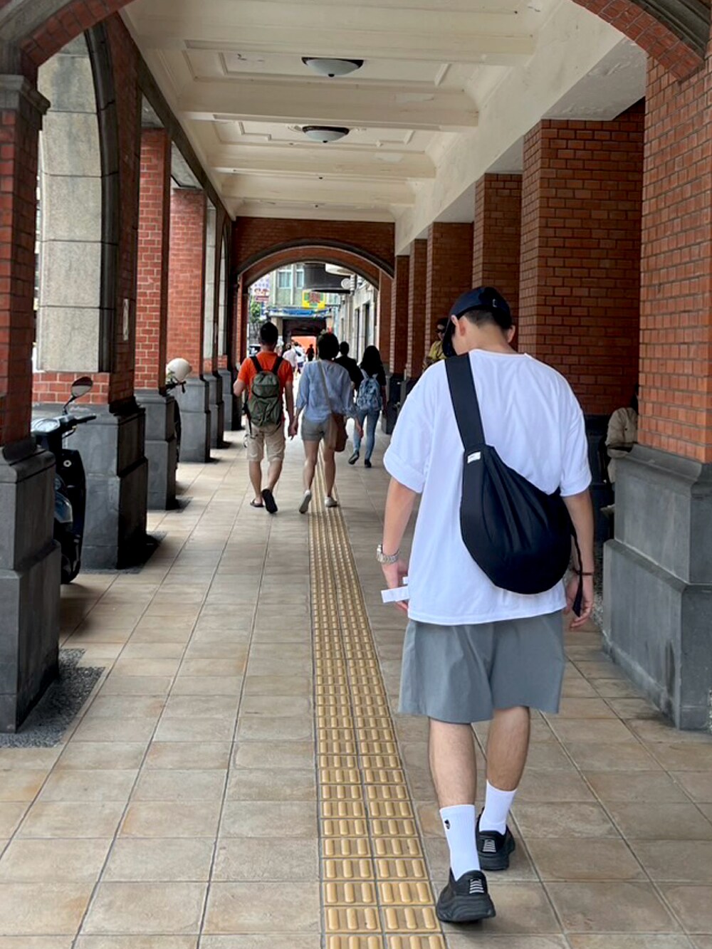 ブラック系のスニーカー、グレー系のシャツ/ブラウス、グレー系のカーゴパンツを着用したメンズの夏コーディネートの2枚目の写真