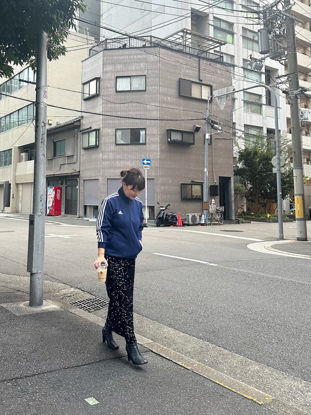 ブラック系のスカート、ブルー系のジャージ、ブラック系のブーツを着用したレディースの秋コーディネートの3枚目の写真