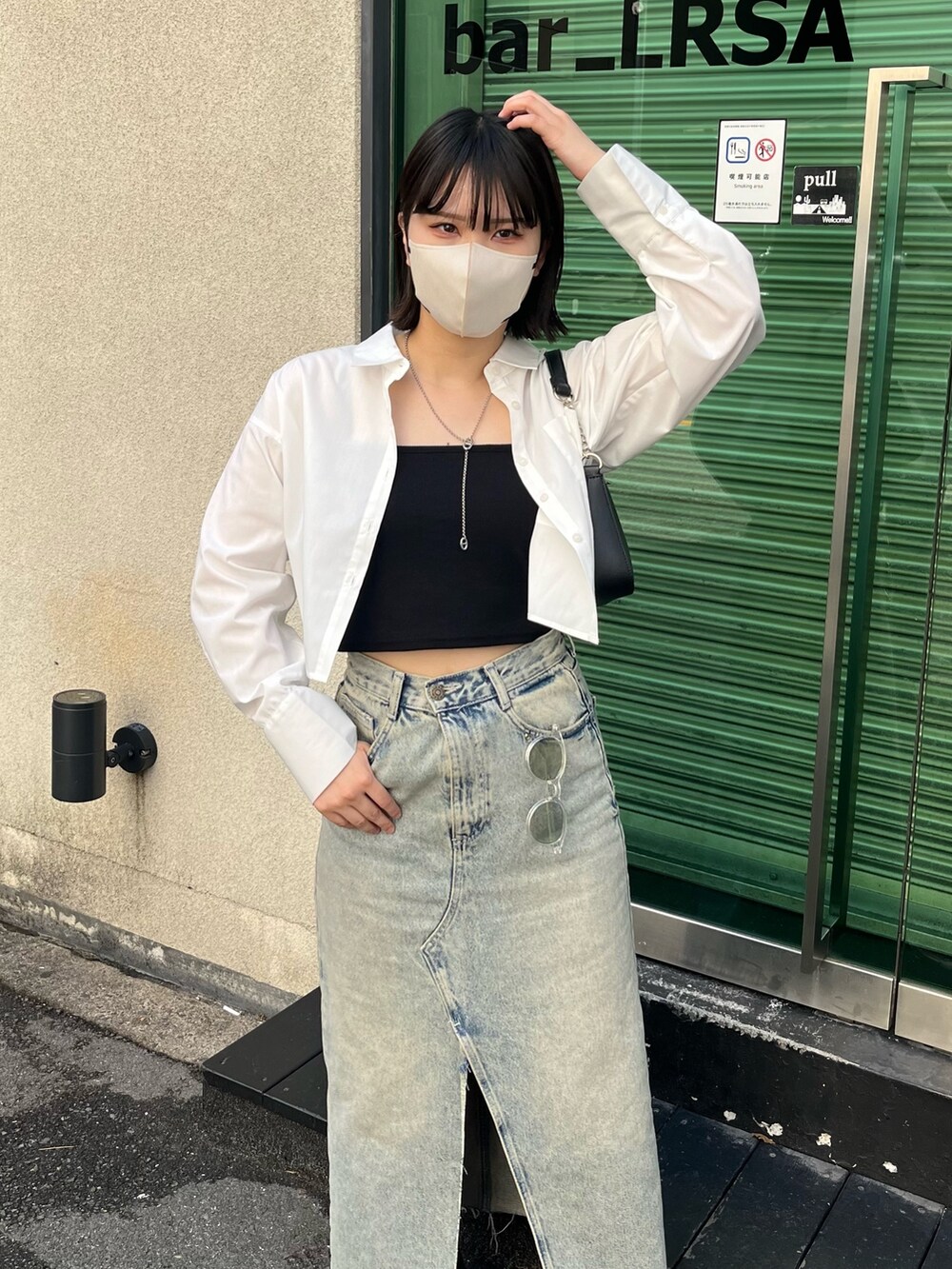 ブラック系のブーツ、ホワイト系のシャツ/ブラウス、ブラック系のキャミソールを着用したレディースの春コーディネートの4枚目の写真