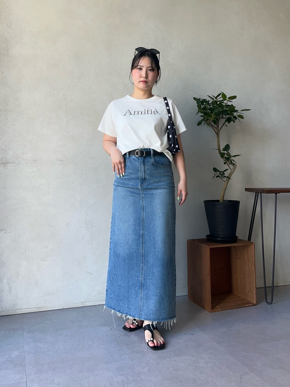 ブルー系のスカート、ホワイト系のTシャツ/カットソー、レッド系のカーディガン/ボレロを着用したレディースの春コーディネートの2枚目の写真