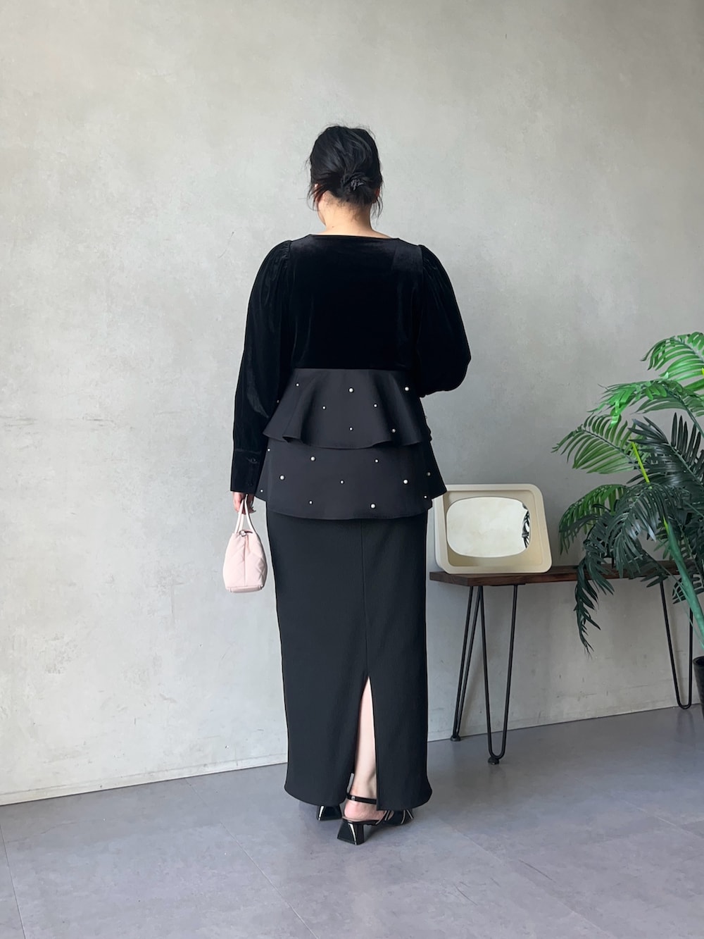ピンク系のショルダーバッグ、ブラック系のスカート、ブラック系のシャツ/ブラウスを着用したレディースの夏コーディネートの3枚目の写真
