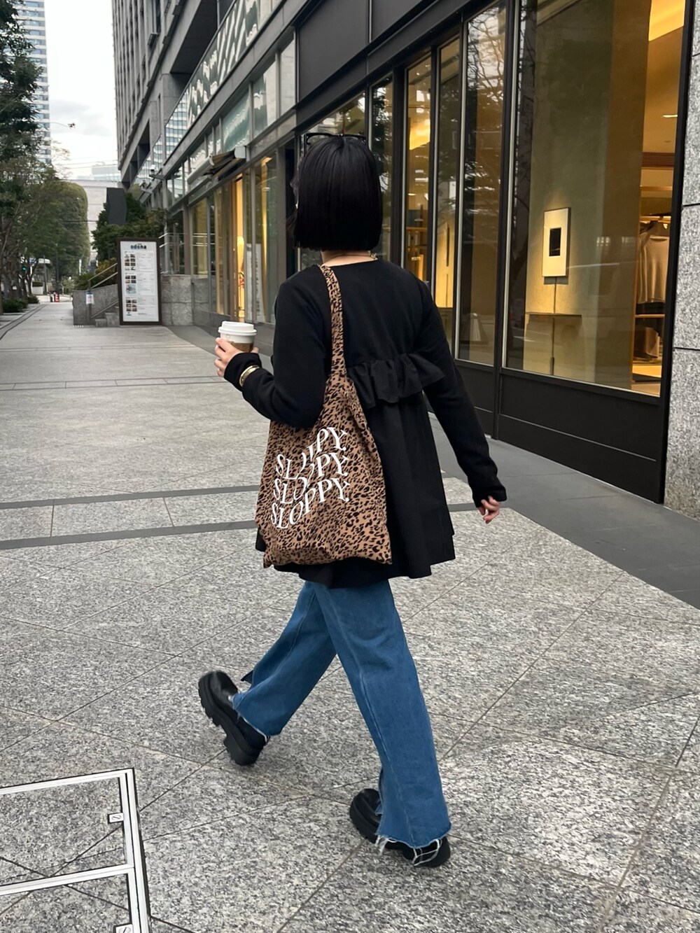 その他のトートバッグ、ブラック系のTシャツ/カットソー、ブルー系のデニムパンツを着用したレディースの冬コーディネートの3枚目の写真