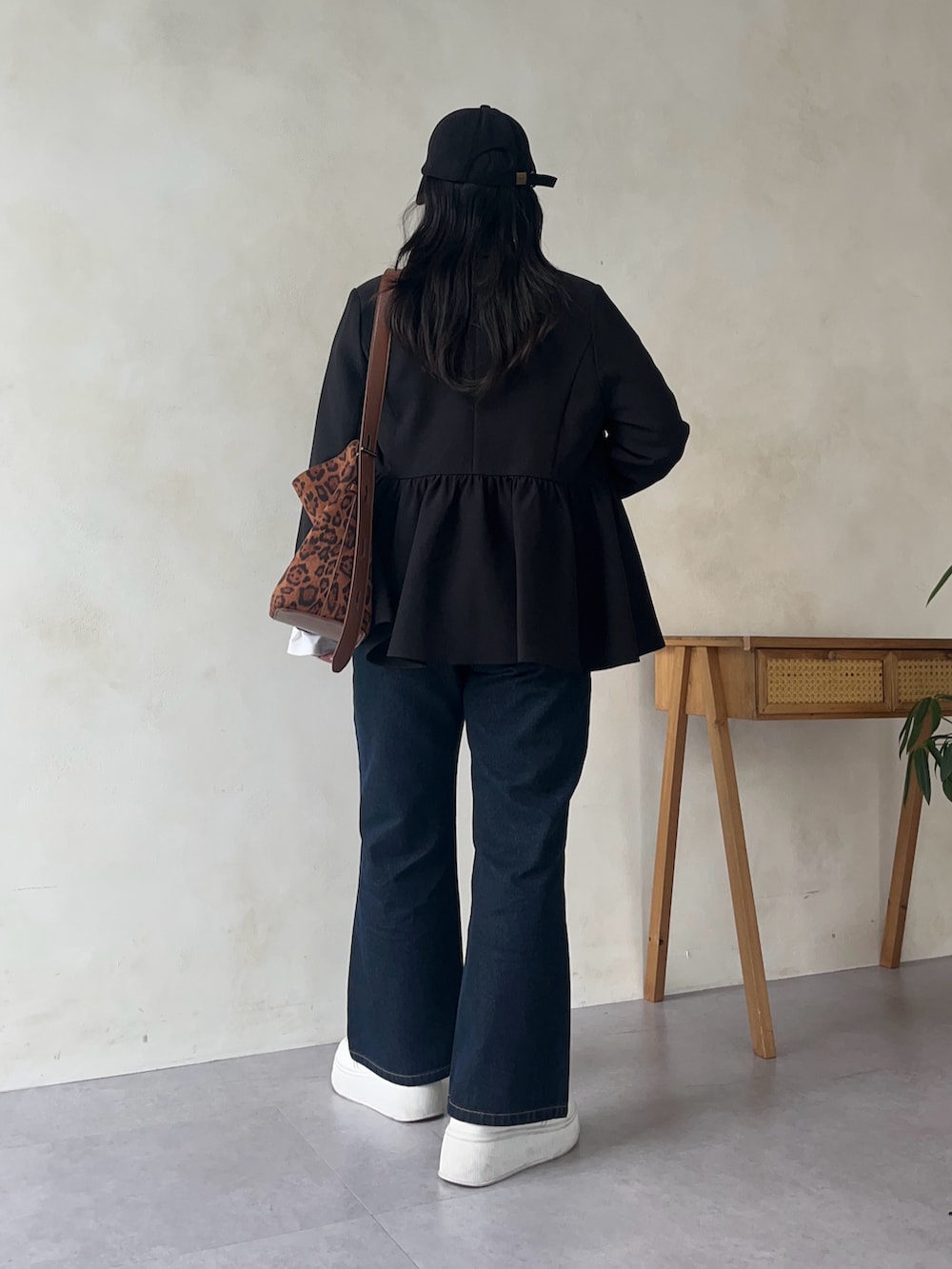 ホワイト系のTシャツ/カットソー、ブラック系のテーラードジャケット、ブラウン系のトートバッグを着用したレディースの秋コーディネートの3枚目の写真