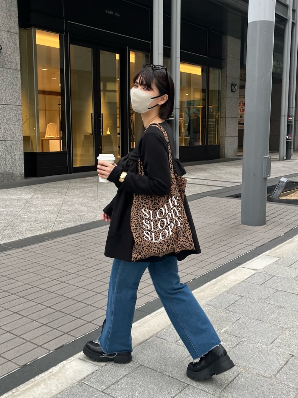 その他のトートバッグ、ブラック系のTシャツ/カットソー、ブルー系のデニムパンツを着用したレディースの冬コーディネートの4枚目の写真