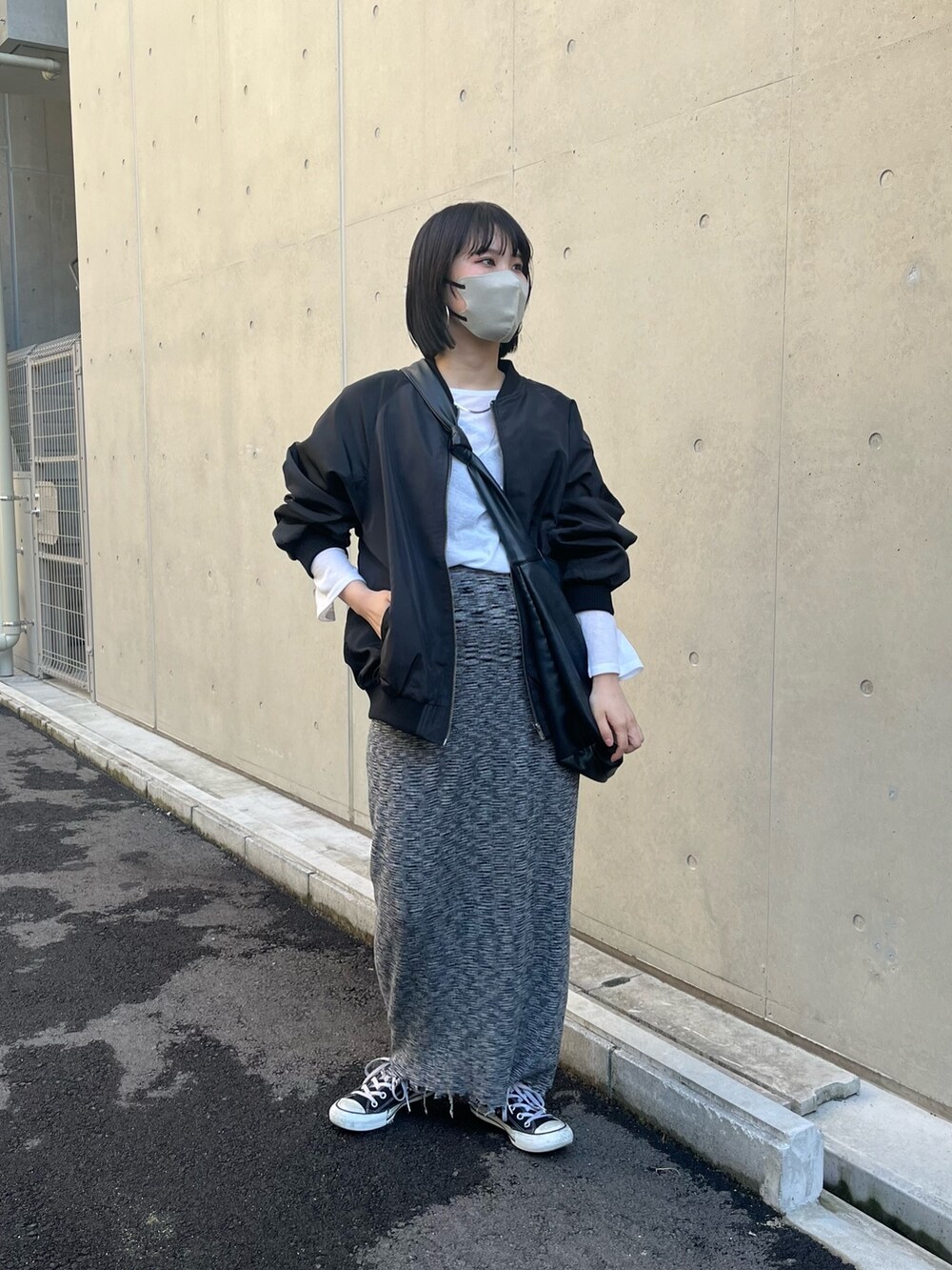 「春服みてみて、ストリート、プチプラ、ビッグシルエット、春アウター、きれいめカジュアル、春服デビュー宣言、骨格ウェーブ、低身長、柄スカート、MA-1、コンバース、シアートップス、ゆるコーデ、ニットスカート」｜「prose verseの袖スリットシアーカットソー（Tシャツ/カットソー、ホワイト系）」を使った、みーやんさん（レディース・155cm）の春コーディネートの2枚目の写真