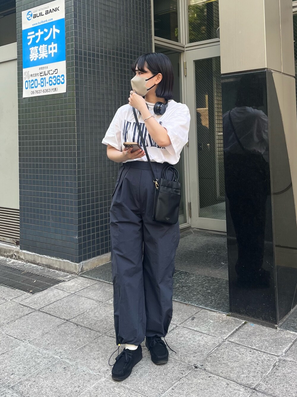 ホワイト系のTシャツ/カットソー、ブラック系のショルダーバッグ、グレー系のカーゴパンツを着用したレディースの春コーディネートの3枚目の写真