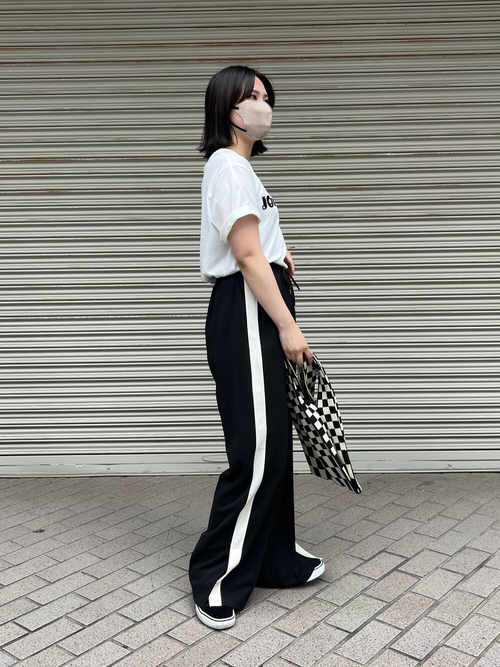 ブラック系のその他パンツ、ホワイト系のTシャツ/カットソー、シルバー系のネックレスを着用したレディースの夏コーディネートの3枚目の写真