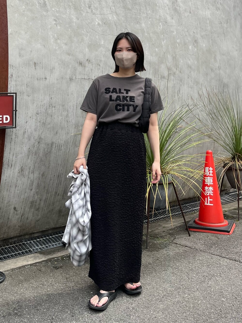 グレー系のTシャツ/カットソー、ブラック系のスカートを着用したレディースの夏コーディネートの2枚目の写真