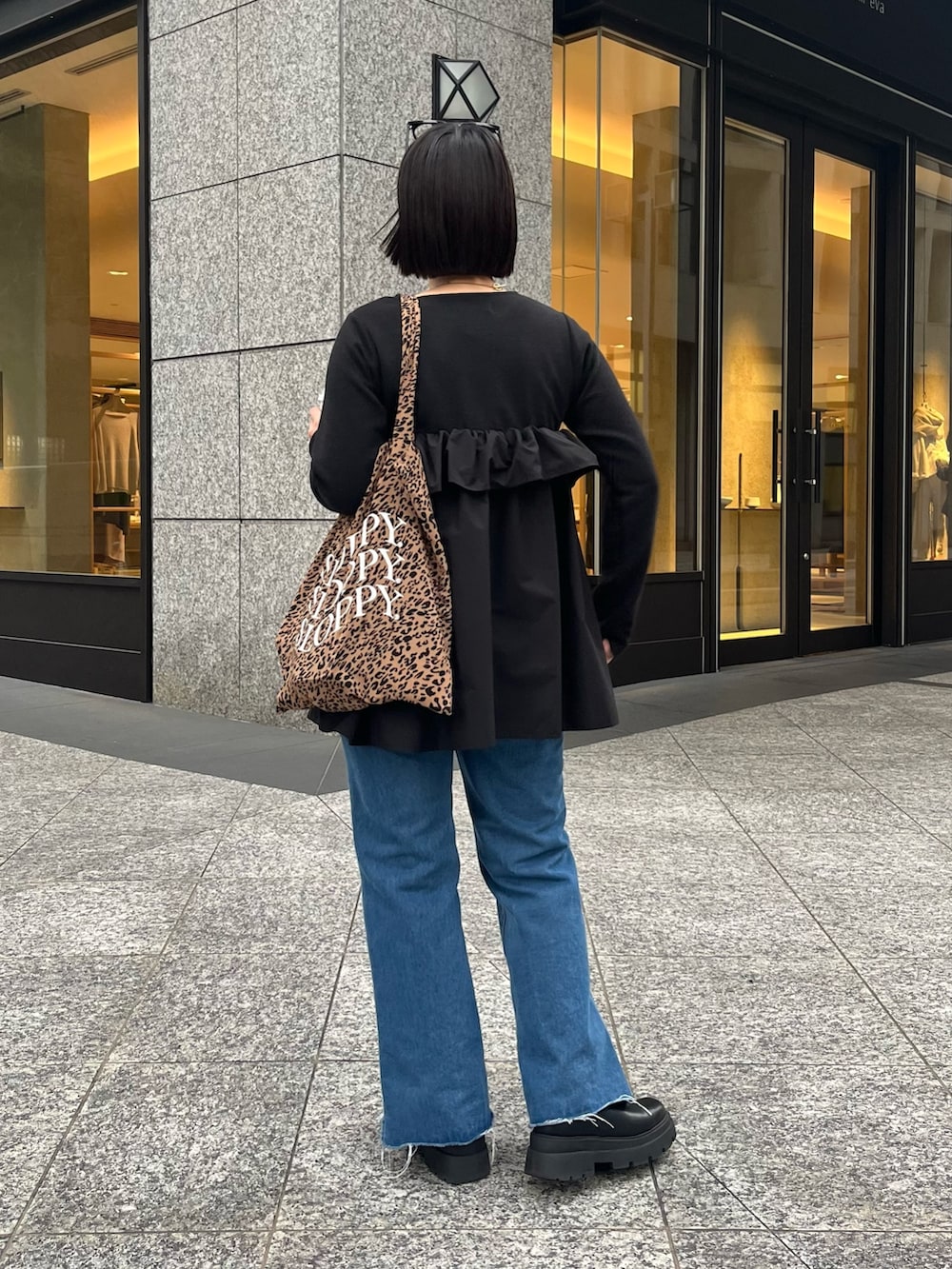 その他のトートバッグ、ブラック系のTシャツ/カットソー、ブルー系のデニムパンツを着用したレディースの冬コーディネートの2枚目の写真