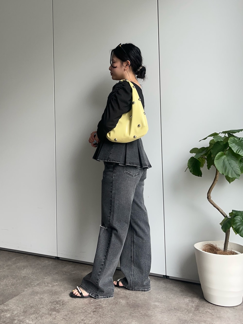 ブラック系のサンダル、ブラック系のデニムパンツ、ブラック系のシャツ/ブラウスを着用したレディースの春コーディネートの2枚目の写真