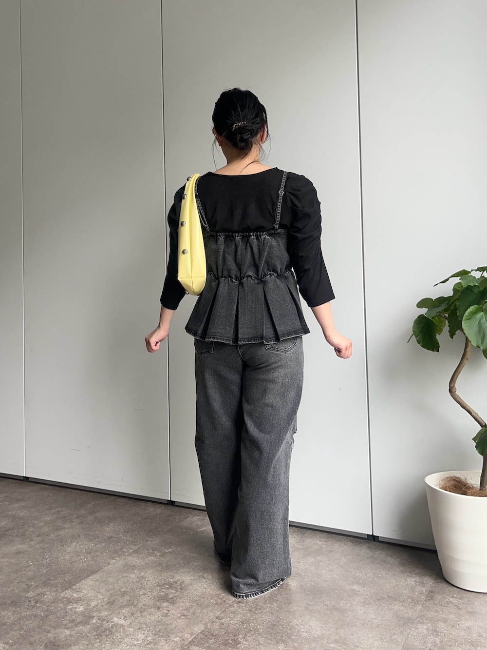 ブラック系のサンダル、ブラック系のデニムパンツ、ブラック系のシャツ/ブラウスを着用したレディースの春コーディネートの3枚目の写真