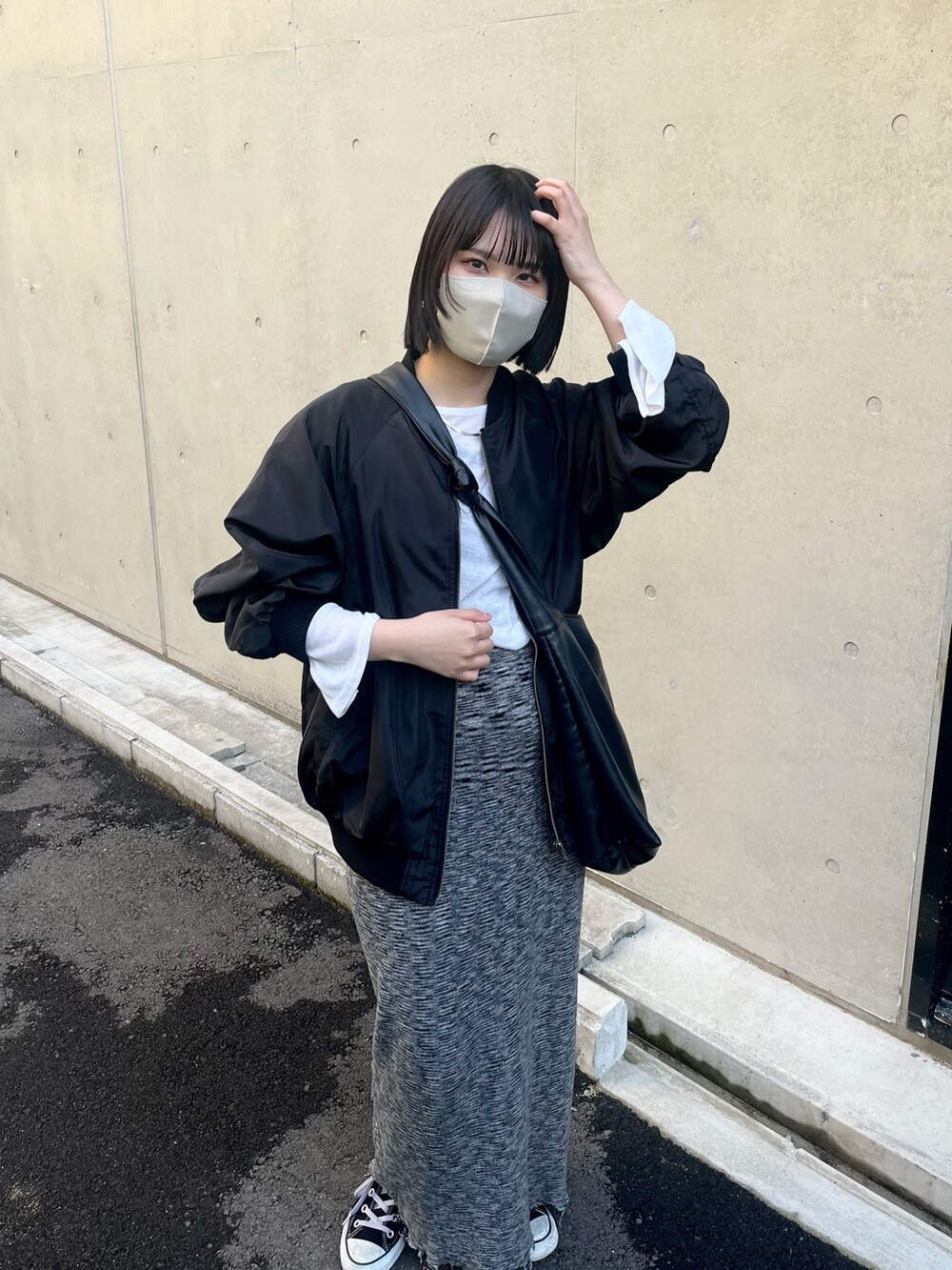 「春服みてみて、ストリート、プチプラ、ビッグシルエット、春アウター、きれいめカジュアル、春服デビュー宣言、骨格ウェーブ、低身長、柄スカート、MA-1、コンバース、シアートップス、ゆるコーデ、ニットスカート」｜「prose verseの袖スリットシアーカットソー（Tシャツ/カットソー、ホワイト系）」を使った、みーやんさん（レディース・155cm）の春コーディネートの3枚目の写真