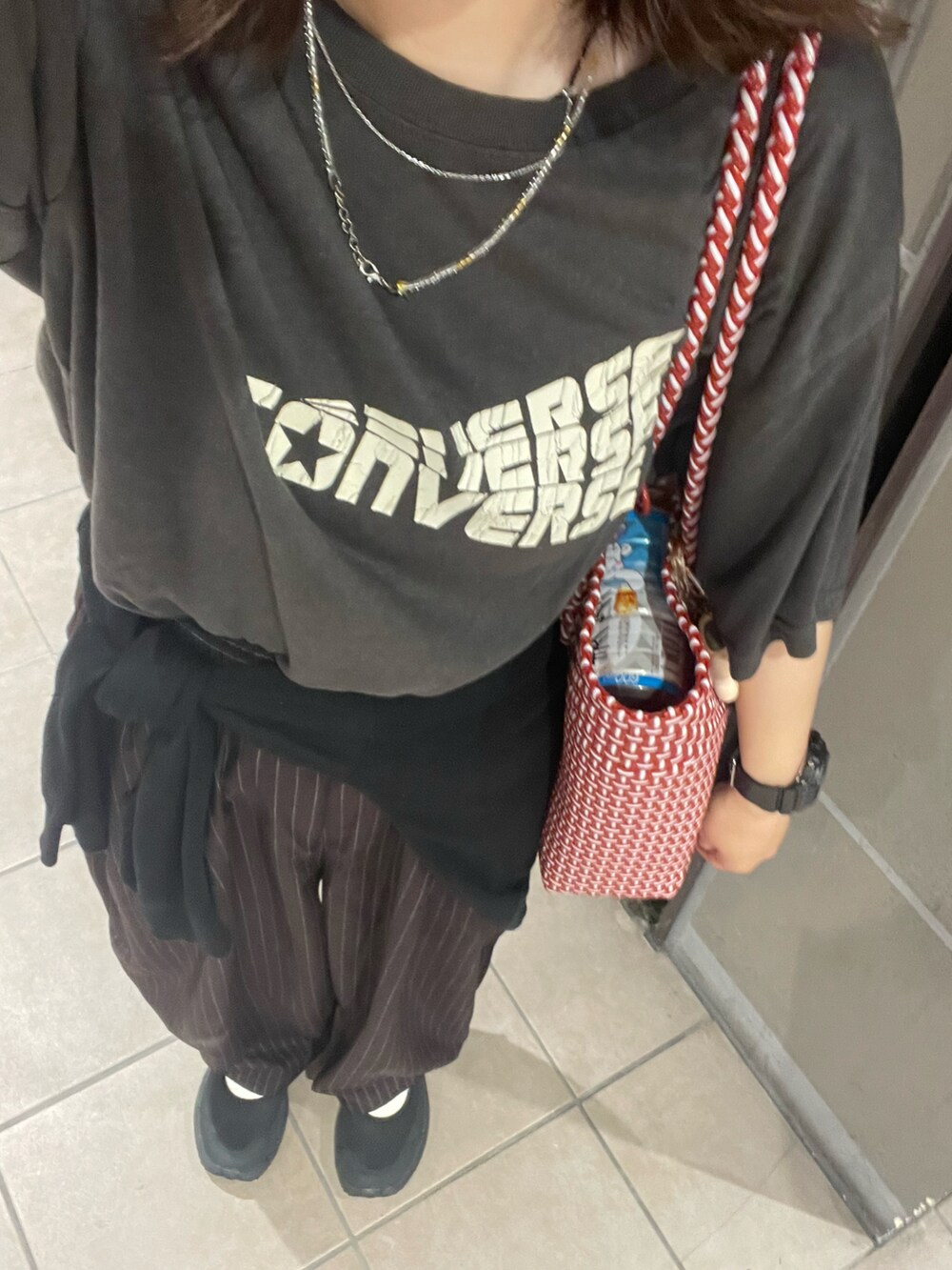 ブラック系のサンダルを着用したレディースの夏コーディネートの5枚目の写真