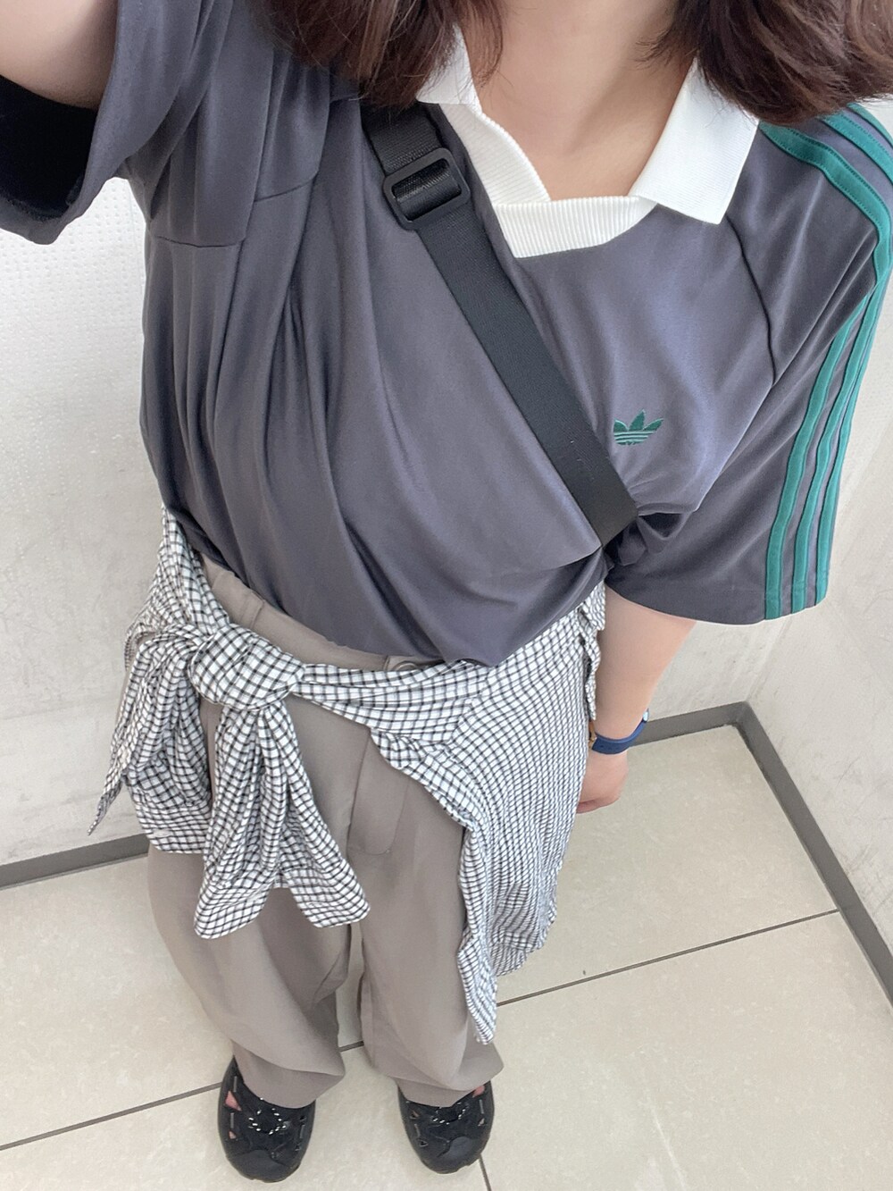 ブラック系のサンダルを着用したレディースの夏コーディネートの4枚目の写真