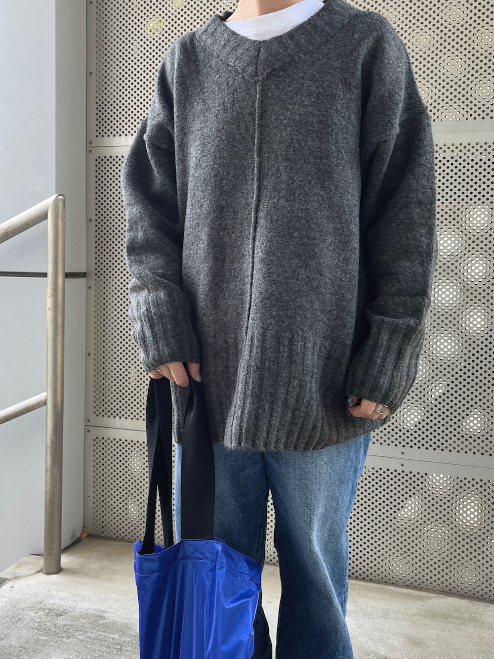 グレー系のニット/セーター、グレー系のスニーカー、グレー系のスニーカーを着用したレディースの秋コーディネートの4枚目の写真