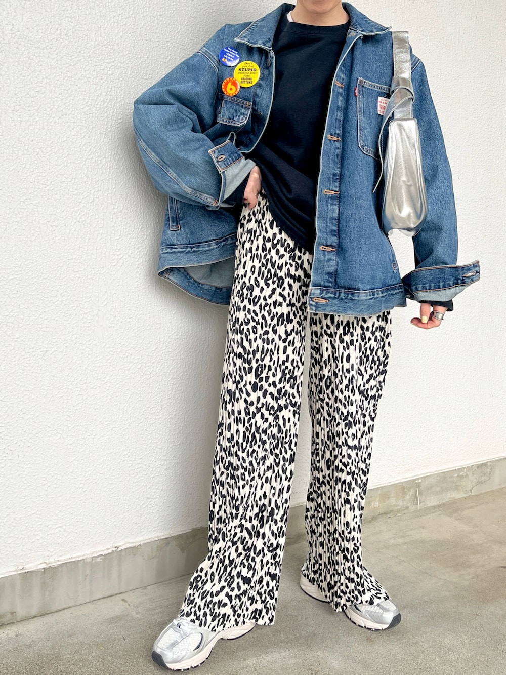 シルバー系のショルダーバッグ、ホワイト系のその他パンツ、ブルー系のキャップを着用したレディースの春コーディネートの2枚目の写真