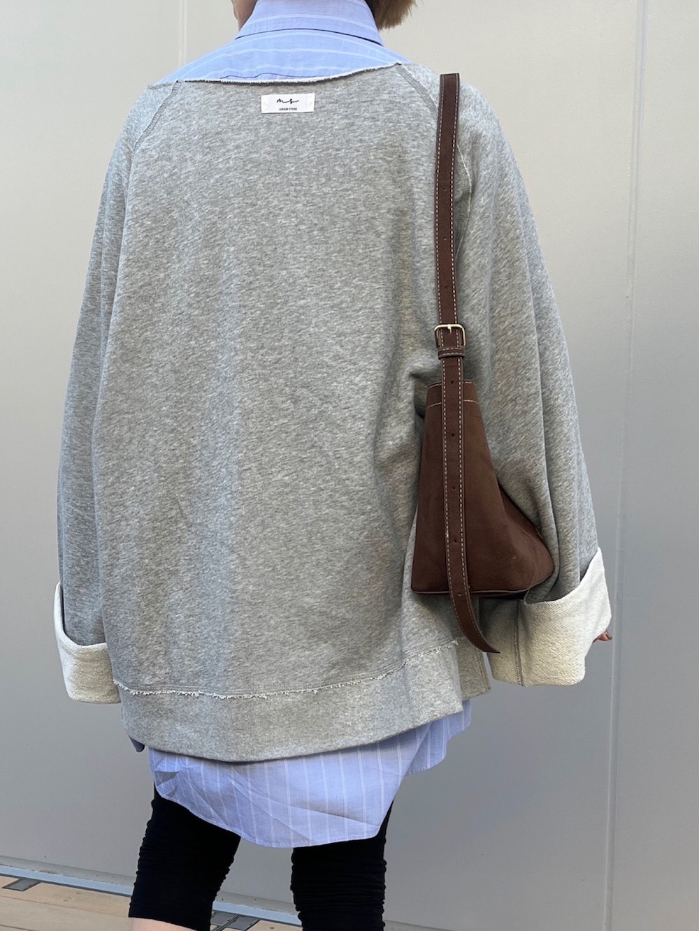 グレー系のTシャツ/カットソー、その他のブーツを着用したレディースの秋コーディネートの4枚目の写真