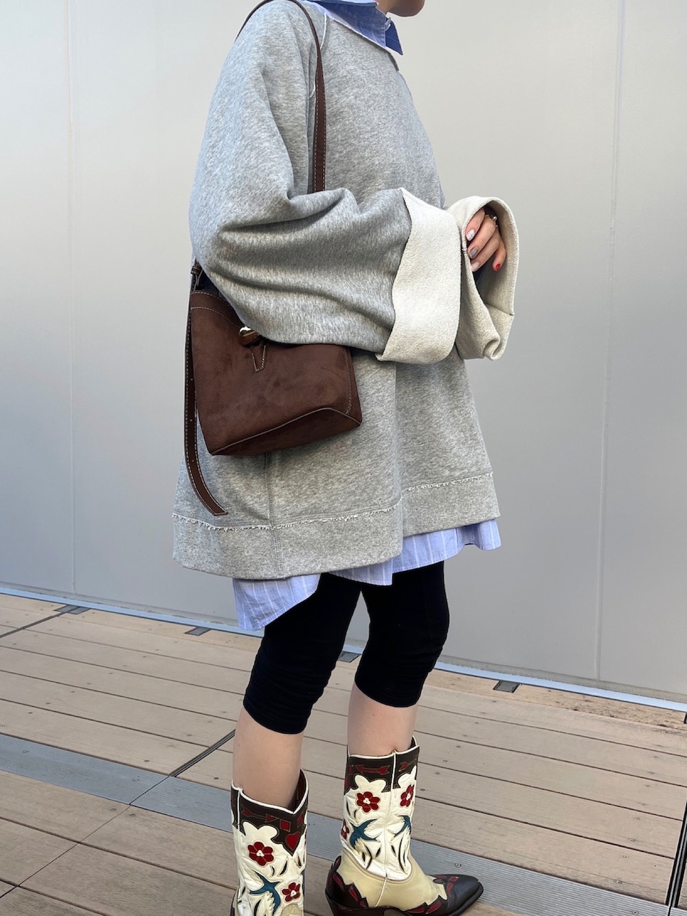 グレー系のTシャツ/カットソー、その他のブーツを着用したレディースの秋コーディネートの3枚目の写真
