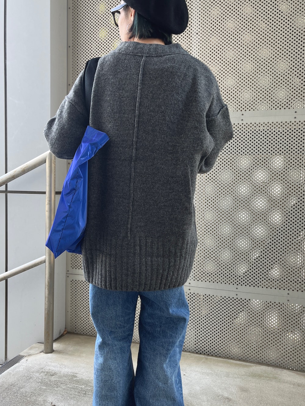 グレー系のニット/セーター、グレー系のスニーカー、グレー系のスニーカーを着用したレディースの秋コーディネートの3枚目の写真