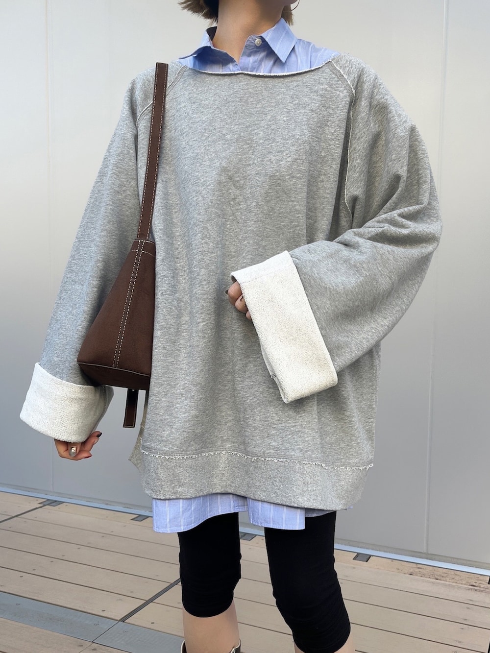 グレー系のTシャツ/カットソー、その他のブーツを着用したレディースの秋コーディネートの2枚目の写真