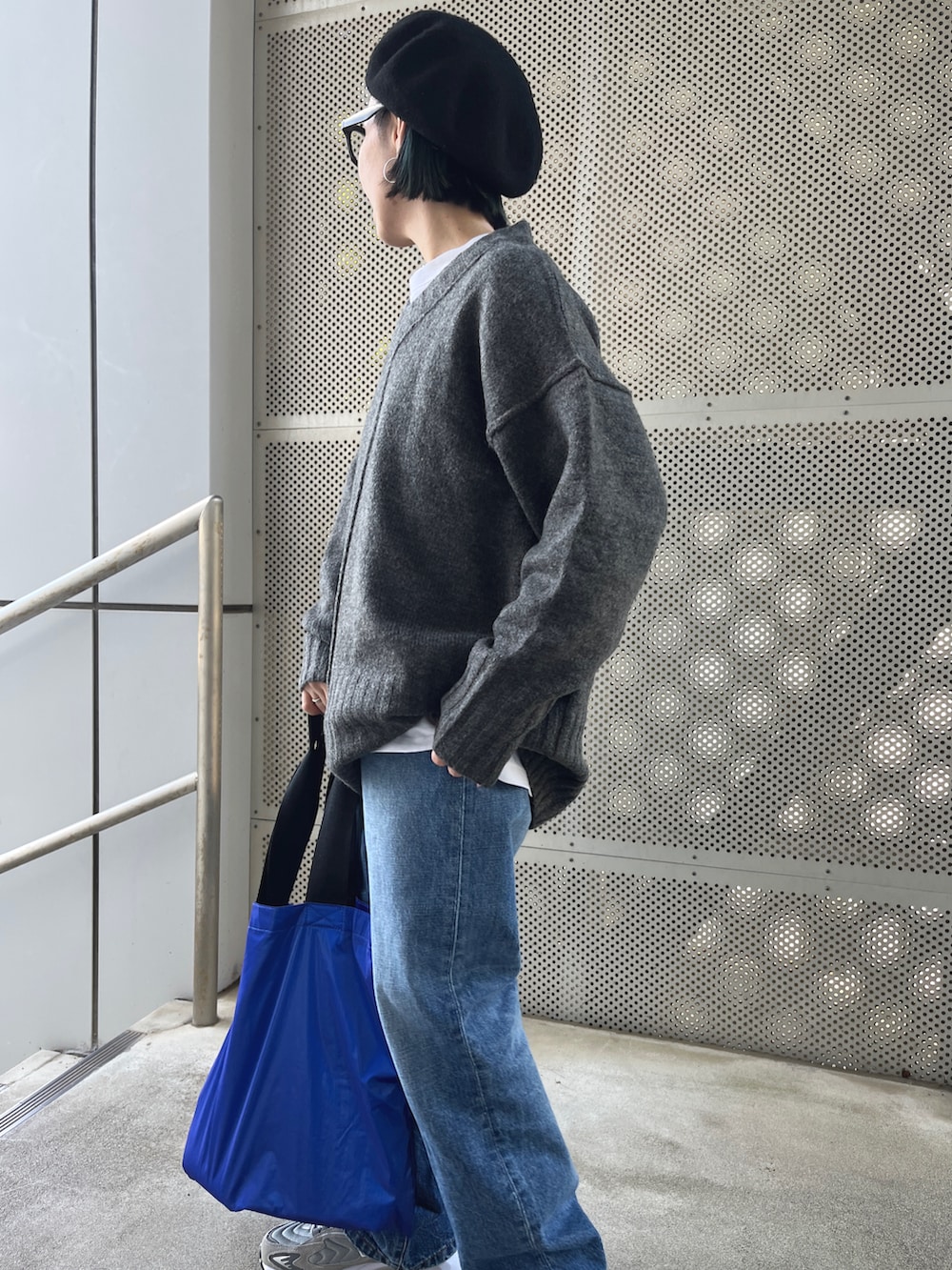 グレー系のニット/セーター、グレー系のスニーカー、グレー系のスニーカーを着用したレディースの秋コーディネートの2枚目の写真