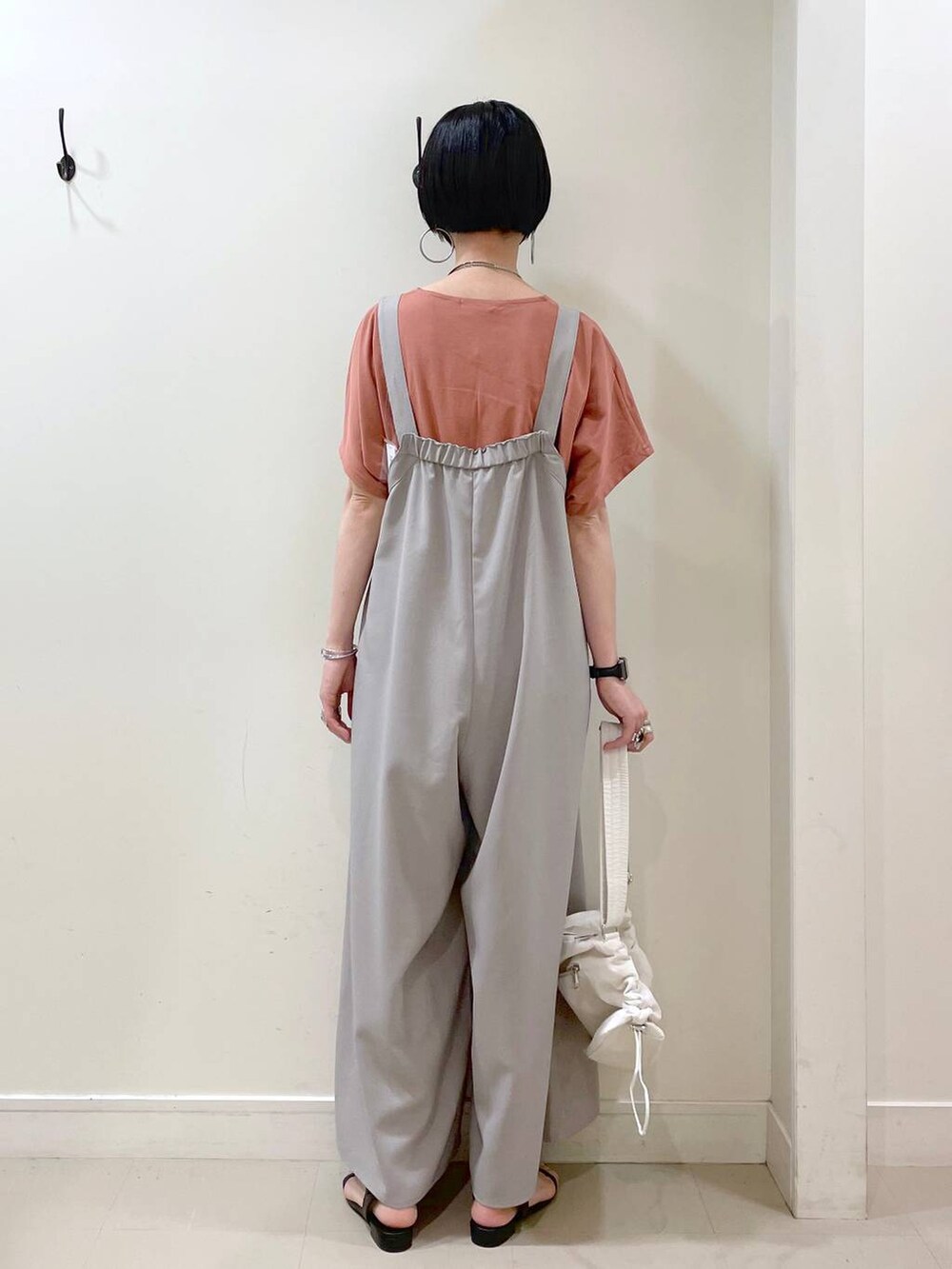 「体型カバー、GLOBAL WORK、シンプルコーデ、大人カジュアル、Tシャツ、サロペット、ワイドパンツ、パンツ、ネックレス、サンダル、春コーデ、春夏コーデ、夏コーデ、高見え、若見え」|「GLOBAL WORKのなめらかタッチドルマン半袖/289393(Tシャツ/カットソー、ブラウン系)」を使った、るんるんさん(レディース・168cm)の春コーディネートの4枚目の写真