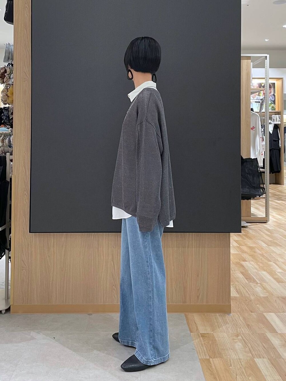 ブラック系のその他シューズ、ホワイト系のショルダーバッグ、ブルー系のデニムパンツを着用したレディースの春コーディネートの10枚目の写真