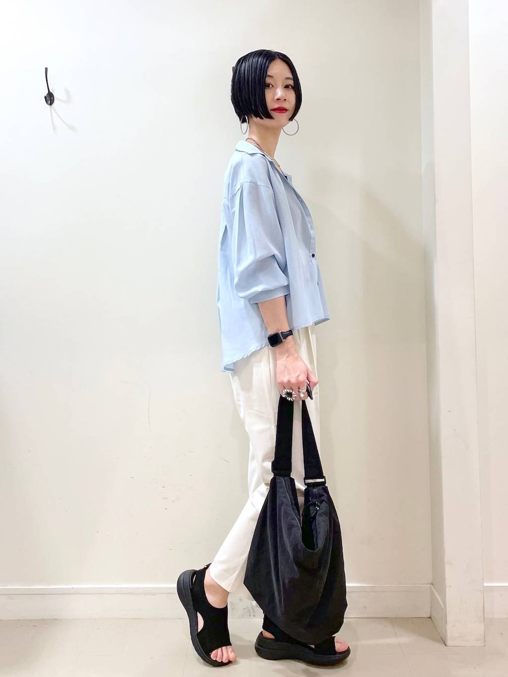 「高見え、若見え、着痩せ・細見え、ママコーデ、楽ちんコーデ、普通_GLOBAL WORK、高身長、体型カバー、GLOBAL WORK、シンプルコーデ、大人カジュアル、シャツ、タンクトップ、テーパードパンツ、パンツ」|「GLOBAL WORKのウツクシルエットテーパードパンツ/133595(その他パンツ、ホワイト系)」を使った、るんるんさん(レディース・168cm)の春コーディネートの2枚目の写真