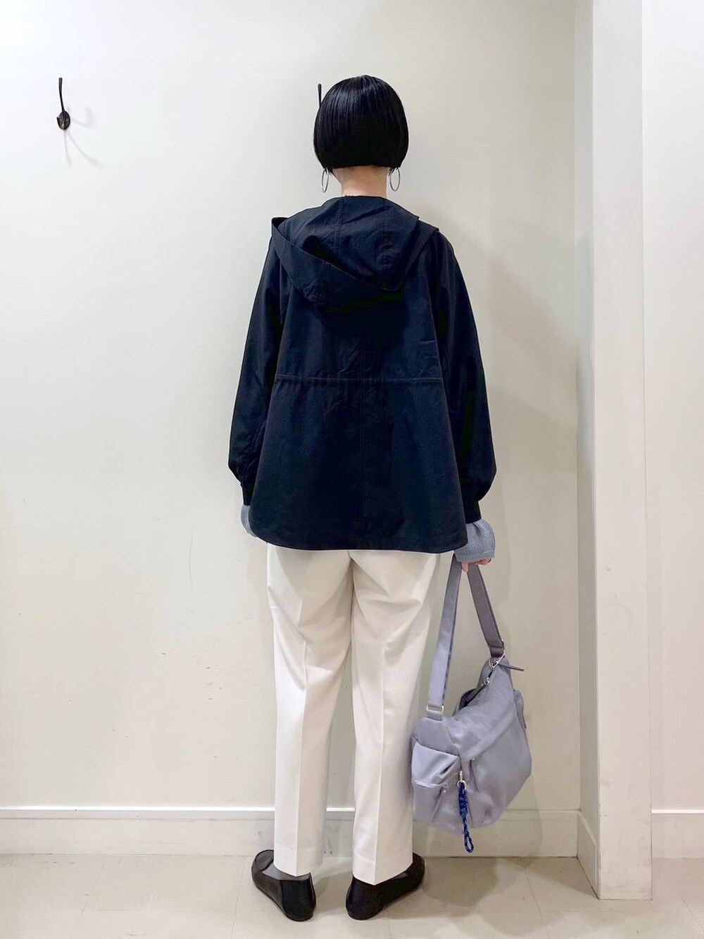 「高見え、若見え、着痩せ・細見え、ママコーデ、楽ちんコーデ、普通_GLOBAL WORK、高身長、体型カバー、GLOBAL WORK、シンプルコーデ、マウンテンパーカー、アウター、ニット、ウツクシルエット_GLOBAL WORK、ウツクシルエットでいこう」|「GLOBAL WORKのウツクシルエットテーパードパンツ/133595(その他パンツ、ホワイト系)」を使った、るんるんさん(レディース・168cm)の春コーディネートの3枚目の写真