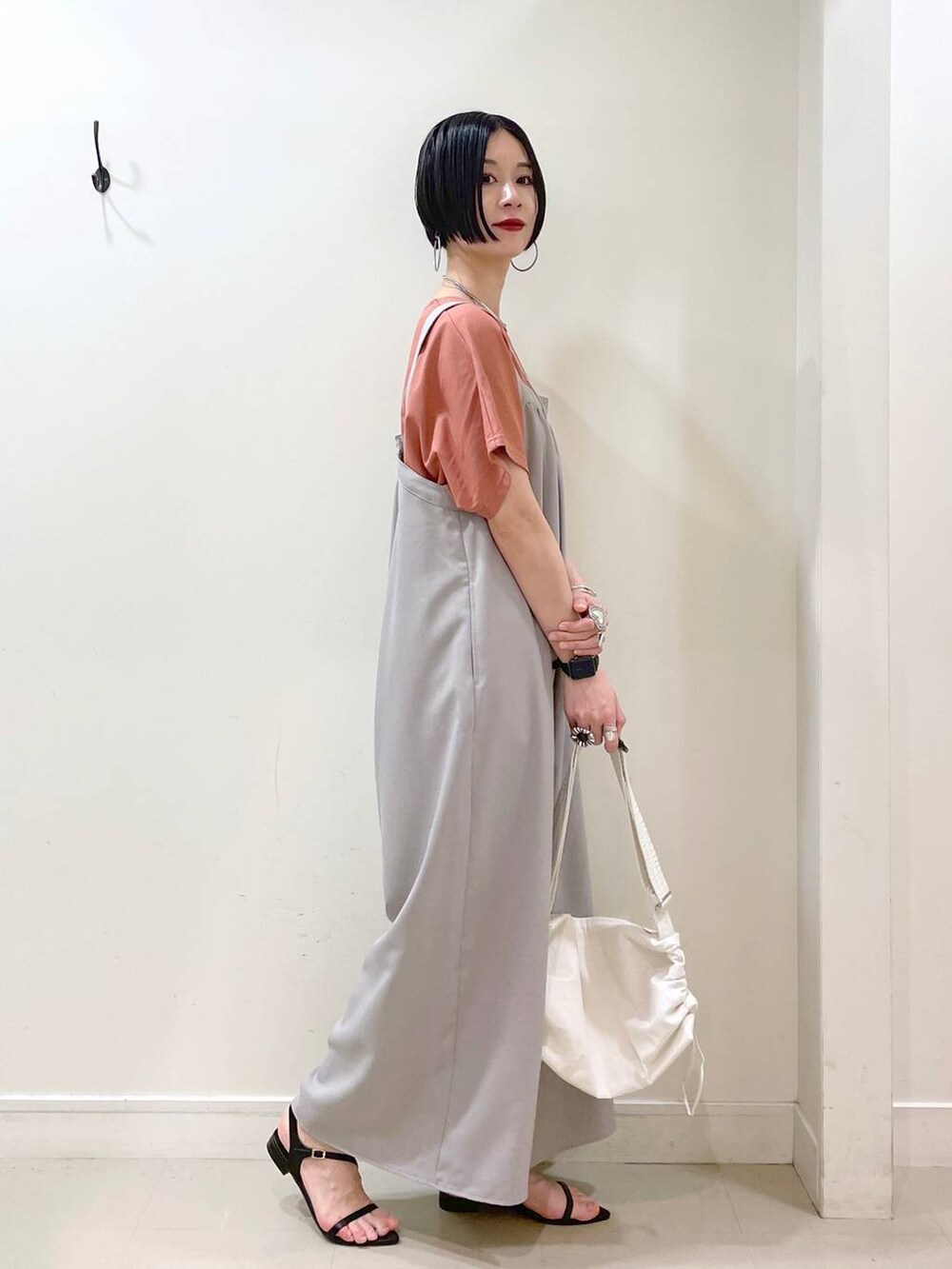 「体型カバー、GLOBAL WORK、シンプルコーデ、大人カジュアル、Tシャツ、サロペット、ワイドパンツ、パンツ、ネックレス、サンダル、春コーデ、春夏コーデ、夏コーデ、高見え、若見え」|「GLOBAL WORKのなめらかタッチドルマン半袖/289393(Tシャツ/カットソー、ブラウン系)」を使った、るんるんさん(レディース・168cm)の春コーディネートの3枚目の写真