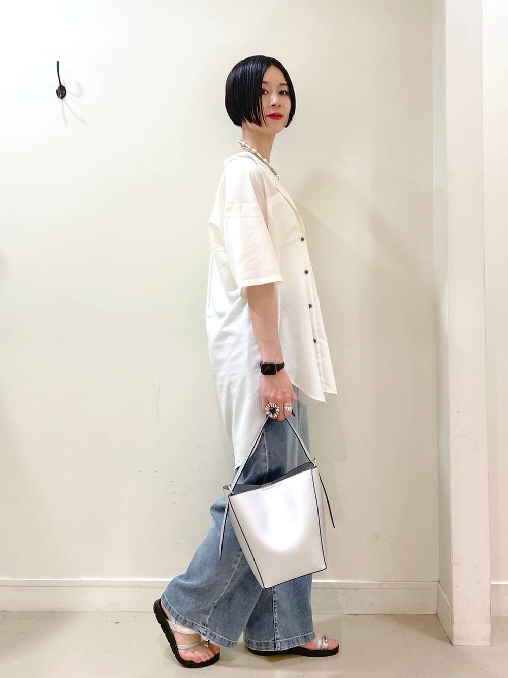 「高見え、若見え、着痩せ・細見え、ママコーデ、楽ちんコーデ、普通_GLOBAL WORK、高身長、体型カバー、GLOBAL WORK、シンプルコーデ、大人カジュアル、シャツ、キャミソール、カップ付きインナー、デニムパンツ」|「GLOBAL WORKのアップルウォッチ/合皮バンド/160631(デジタル腕時計、ブラック系)」を使った、るんるんさん(レディース・168cm)の夏コーディネートの3枚目の写真