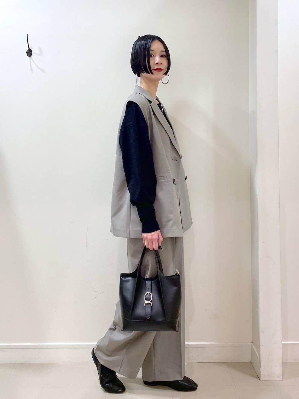 「高見え、若見え、着痩せ・細見え、ママコーデ、楽ちんコーデ、普通_GLOBAL WORK、高身長、体型カバー、GLOBAL WORK、シンプルコーデ、ベスト、ニット、春コーデ、サロペット、ワイドパンツ」｜「GLOBAL WORKのステンレスボールY字ネックレス/106439（ネックレス、シルバー系）」を使った、るんるんさん（レディース・168cm）の春コーディネートの3枚目の写真