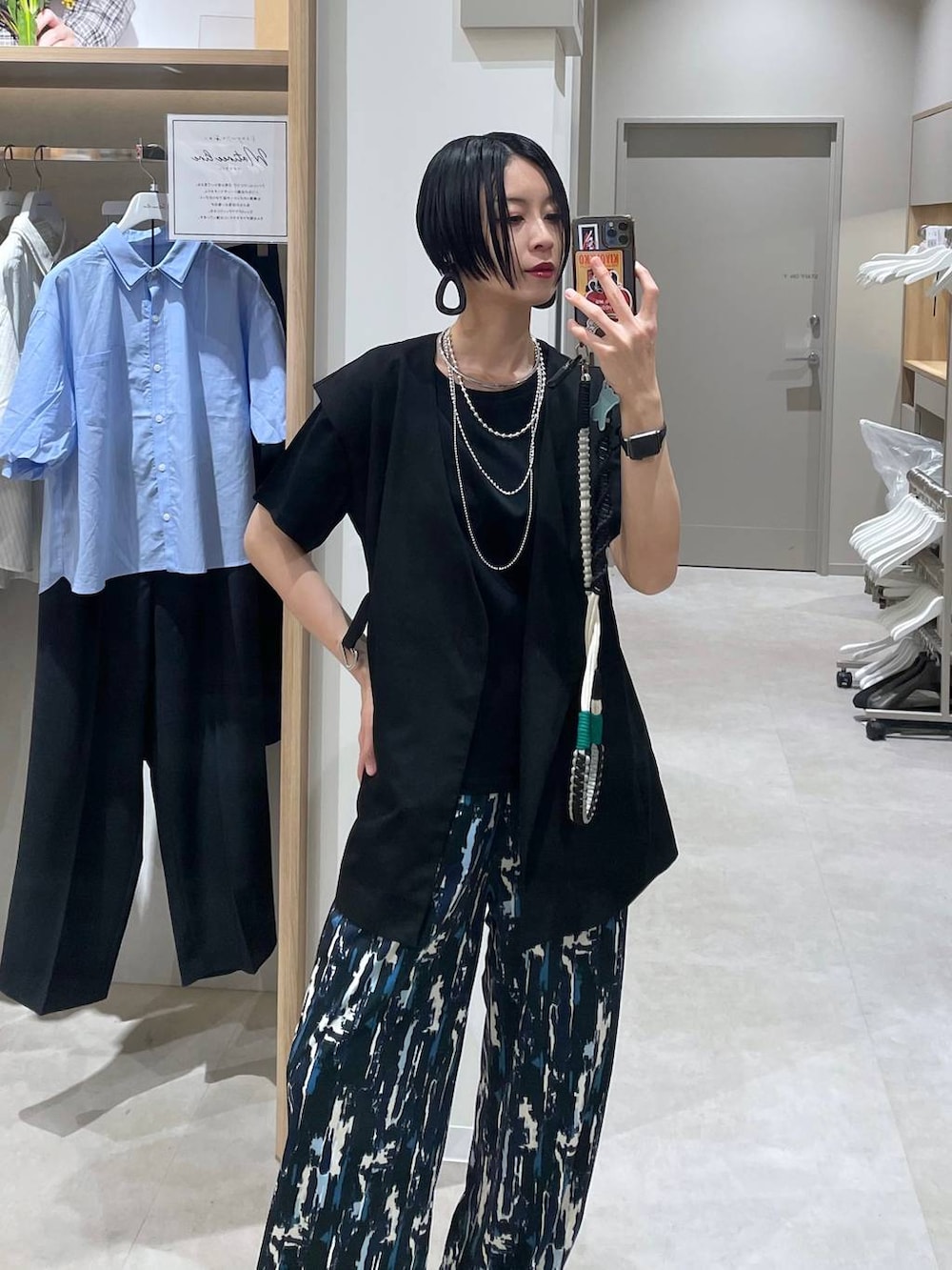 ブラック系のTシャツ/カットソー、シルバー系のネックレス、シルバー系のネックレスを着用したレディースの春コーディネートの7枚目の写真