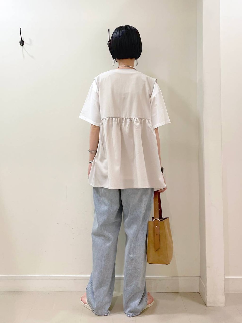 「GLOBAL WORK、シンプルコーデ、高見え、若見え、着痩せ・細見え、ママコーデ、楽ちんコーデ、普通_GLOBAL WORK、高身長、体型カバー、大人カジュアル、Tシャツ、ベスト、デニムパンツ、パンツ」|「GLOBAL WORKのGOODデニムバギーパンツ/118365(デニムパンツ、ブルー系)」を使った、るんるんさん(レディース・168cm)の夏コーディネートの3枚目の写真