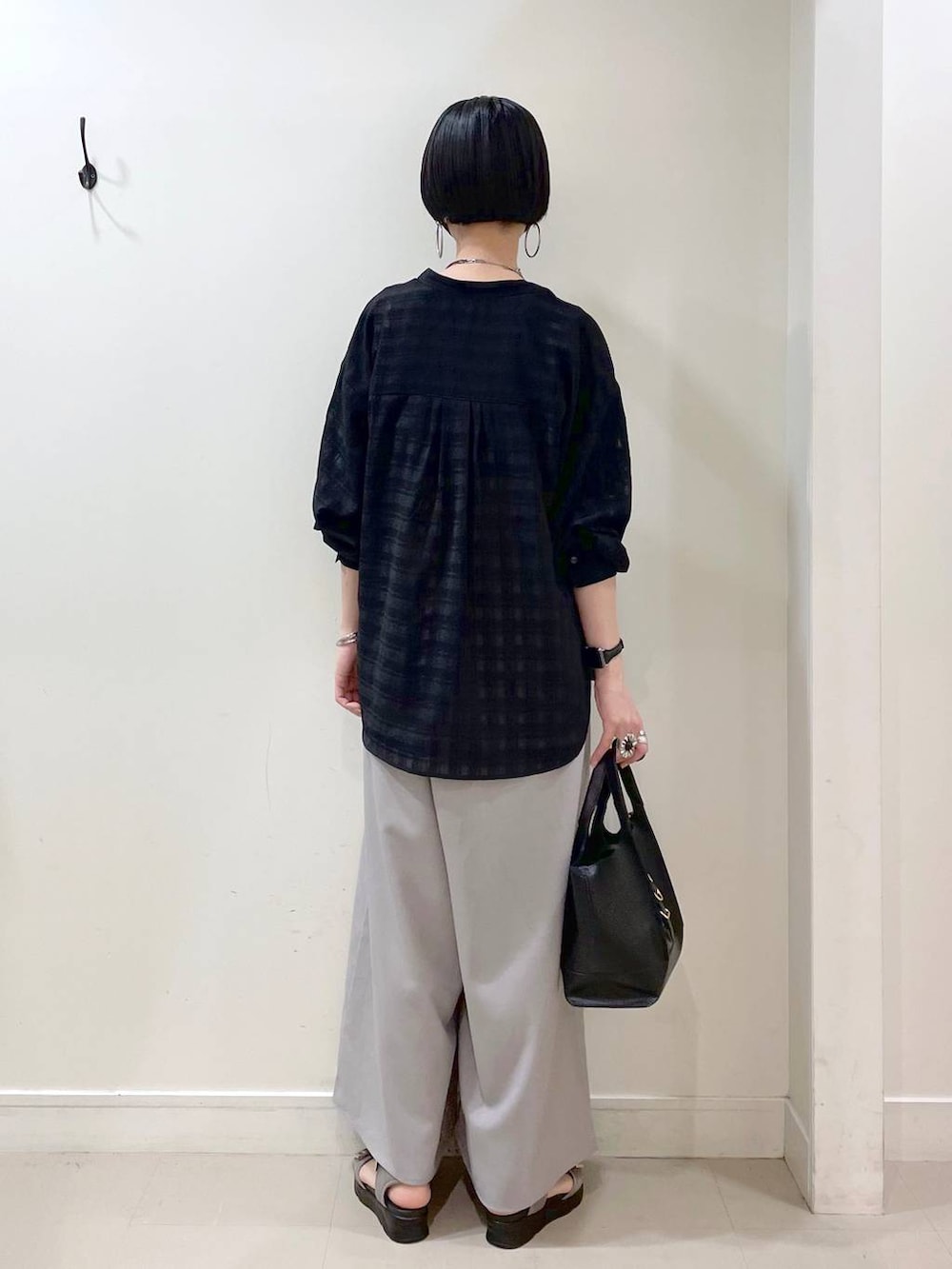 「若見え、着痩せ・細見え、ママコーデ、楽ちんコーデ、普通_GLOBAL WORK、高身長、体型カバー、GLOBAL WORK、シンプルコーデ、大人カジュアル、サロペット、ニット、Tシャツ、パンツ、ワイドパンツ」｜「GLOBAL WORKのスペ軽バックル2WAYBAG/248209（ショルダーバッグ、ブラック系）」を使った、るんるんさん（レディース・168cm）の春コーディネートの3枚目の写真