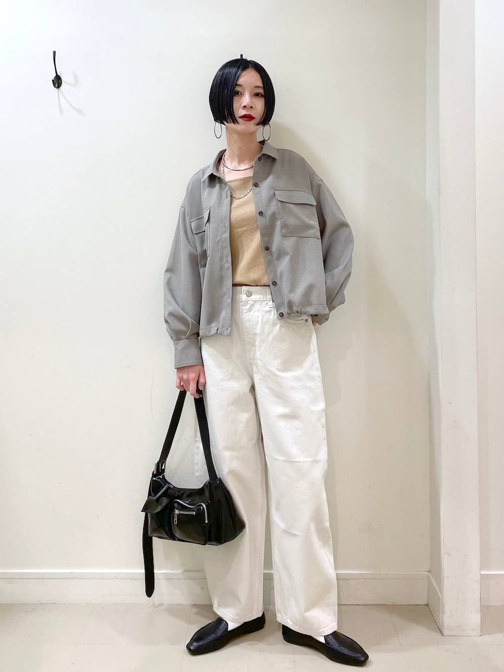 「シャツ、タンクトップ、パンツ、GOOD DENIM_GLOBAL WORK、デニムパンツ、ネックレス、ショルダーバッグ、バッグ、春コーデ、高見え、若見え、着痩せ・細見え、ママコーデ、楽ちんコーデ、普通_GLOBAL WORK」|「GLOBAL WORKのらくっション踏めるバブーシュ/136007(その他シューズ、ブラック系)」を使った、るんるんさん(レディース・168cm)の春コーディネートの2枚目の写真