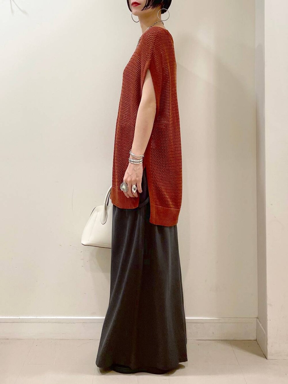 ホワイト系のショルダーバッグ、ホワイト系のキャミソール、ブラウン系のTシャツ/カットソーを着用したレディースの夏コーディネートの5枚目の写真