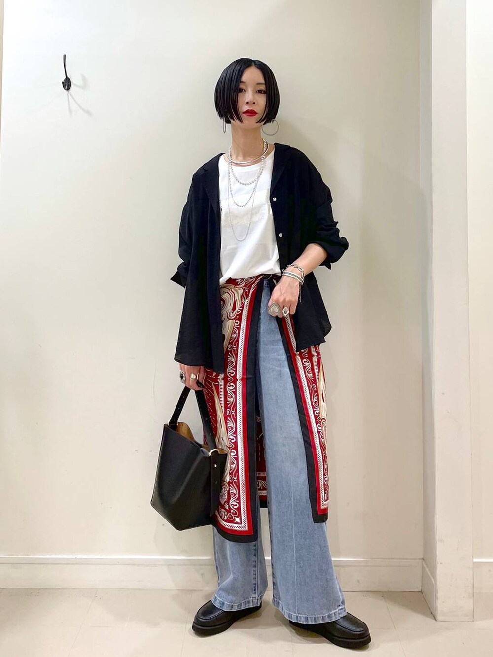 「高見え、若見え、着痩せ・細見え、ママコーデ、楽ちんコーデ、普通_GLOBAL WORK、高身長、体型カバー、GLOBAL WORK、シンプルコーデ、大人カジュアル、ジャケット、シャツ、Tシャツ、デニムパンツ」｜「GLOBAL WORKのエアかる厚底ローファー/136031（ローファー、ブラック系）」を使った、るんるんさん（レディース・168cm）の夏コーディネートの7枚目の写真