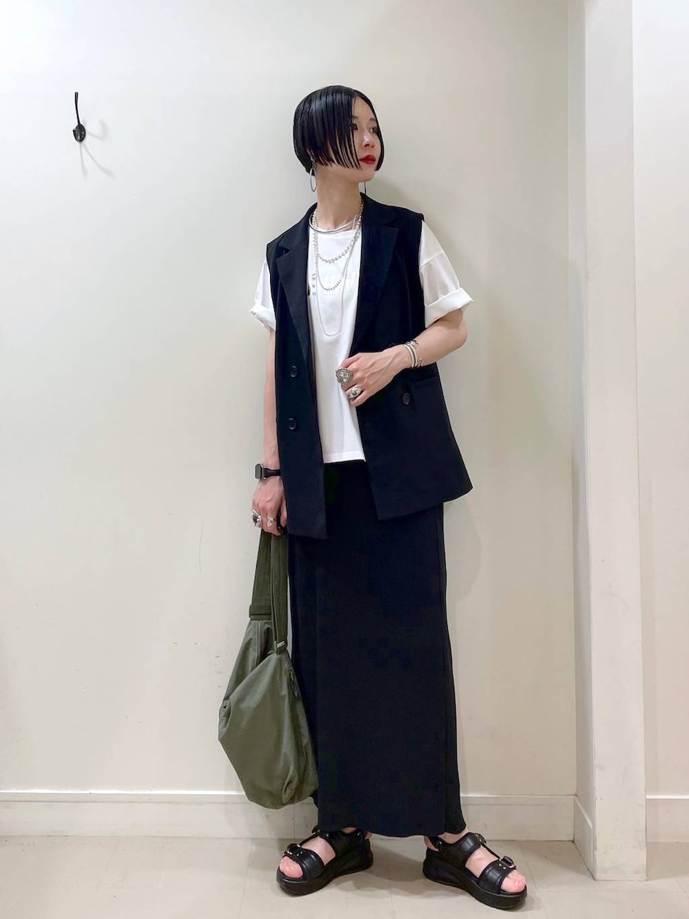 「高見え、若見え、着痩せ・細見え、ママコーデ、楽ちんコーデ、普通_GLOBAL WORK、高身長、体型カバー、GLOBAL WORK、シンプルコーデ、大人カジュアル、Tシャツ、ベスト、スカート、ネックレス」|「GLOBAL WORKのリッチクリーンプリントT半袖/147640(Tシャツ/カットソー、ホワイト系)」を使った、るんるんさん(レディース・168cm)の夏コーディネートの7枚目の写真