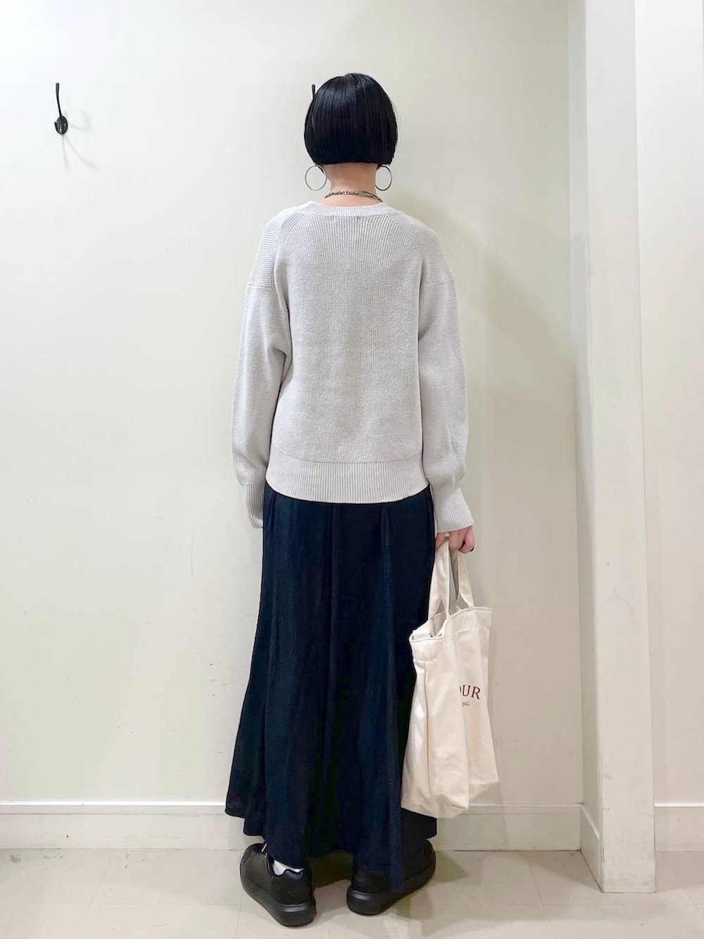 「高見え、若見え、着痩せ・細見え、ママコーデ、普通_GLOBAL WORK、高身長、GLOBAL WORK、マウンテンパーカー、アウター、春色、春コーデ、春アウター、カーディガン、タンクトップ、ワイドパンツ」|「GLOBAL WORKのエアかるコートスニーカー/135742(スニーカー、ブラック系)」を使った、るんるんさん(レディース・168cm)の春コーディネートの8枚目の写真