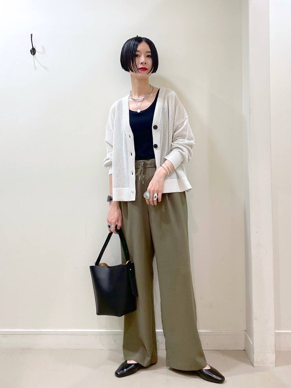 「カーディガン、タンクトップ、ワイドパンツ、パンツ、ネックレス、ショルダーバッグ、春コーデ、夏コーデ、春夏コーデ、高見え、若見え、着痩せ・細見え、ママコーデ、楽ちんコーデ、普通_GLOBAL WORK」|「GLOBAL WORKのらくっション撥水フィットパンプス/135895(パンプス、ブラック系)」を使った、るんるんさん(レディース・168cm)の春コーディネートの6枚目の写真