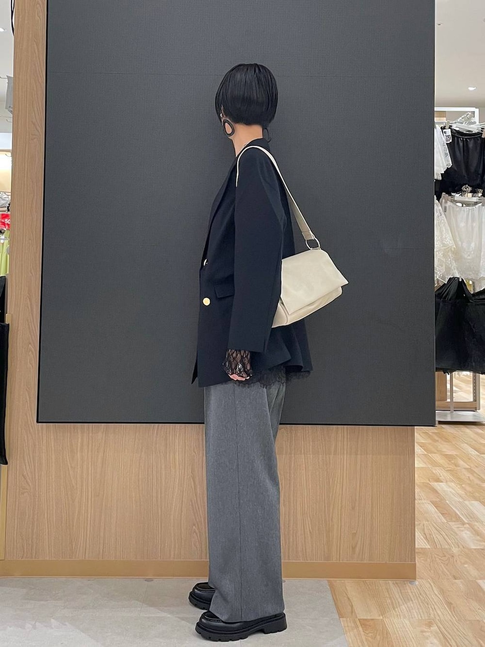 ブラック系のローファー、ブラック系のTシャツ/カットソー、ブラック系のタンクトップを着用したレディースの秋コーディネートの4枚目の写真