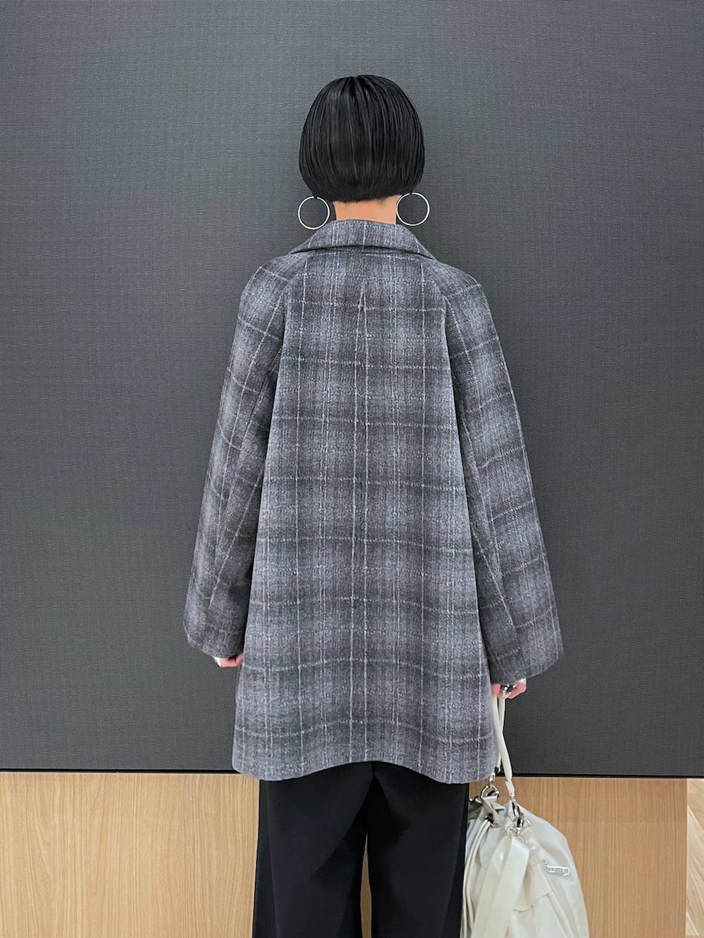 ホワイト系のショルダーバッグ、その他のチェスターコート、ブラック系のその他パンツを着用したレディースの秋コーディネートの4枚目の写真