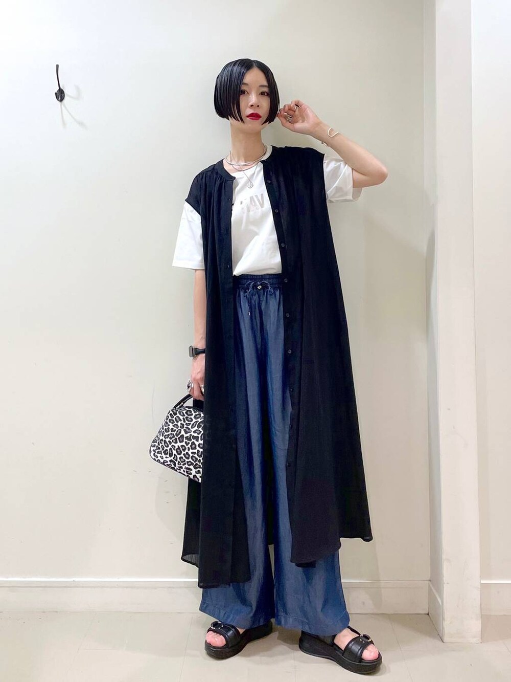 「ワイドパンツ、春コーデ、夏コーデ、春夏コーデ、ネックレス、Tシャツ、ワンピース、デニムパンツ、パンツ、高見え、若見え、着痩せ・細見え、ママコーデ、楽ちんコーデ、普通_GLOBAL WORK」|「GLOBAL WORKのスペ軽お財布ショルダー/132336(ショルダーバッグ、その他)」を使った、るんるんさん(レディース・168cm)の春コーディネートの6枚目の写真