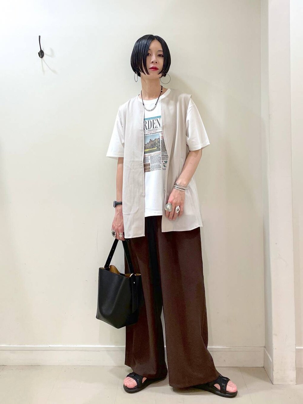 ブラック系のショルダーバッグ、ブラック系のサンダル、ブラウン系のその他パンツを着用したレディースの夏コーディネートの5枚目の写真