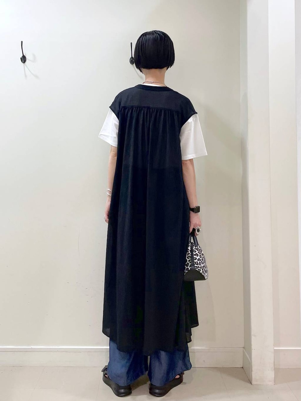 「ワイドパンツ、春コーデ、夏コーデ、春夏コーデ、ネックレス、Tシャツ、ワンピース、デニムパンツ、パンツ、高見え、若見え、着痩せ・細見え、ママコーデ、楽ちんコーデ、普通_GLOBAL WORK」|「GLOBAL WORKのスペ軽お財布ショルダー/132336(ショルダーバッグ、その他)」を使った、るんるんさん(レディース・168cm)の春コーディネートの4枚目の写真